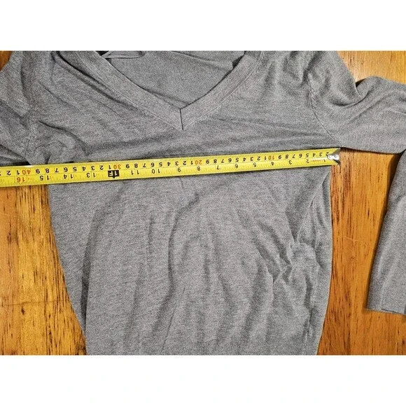 ZARA Basic V-Neck Knit Sweater Gray Size Small EUC Soft Touch Lightweight Stretc - Picture 4 of 8